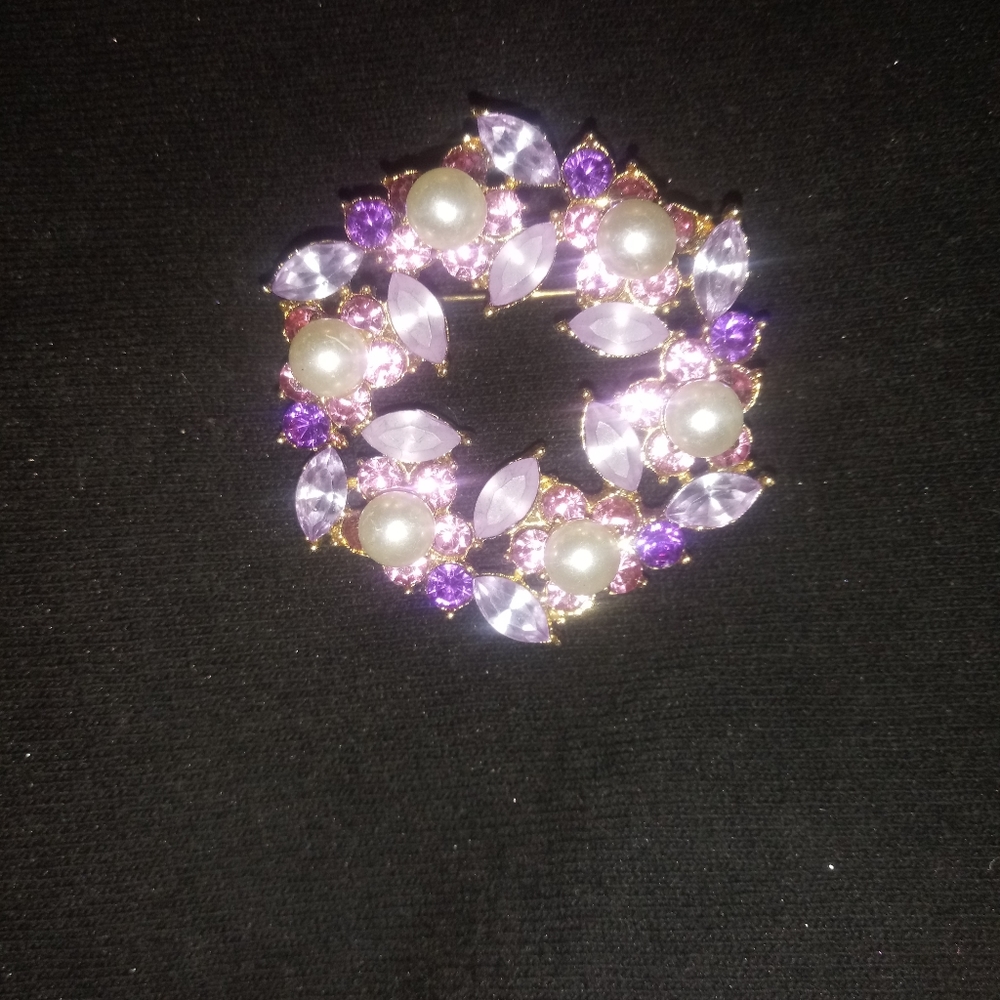 Rhinestone faux pearl brooch pin